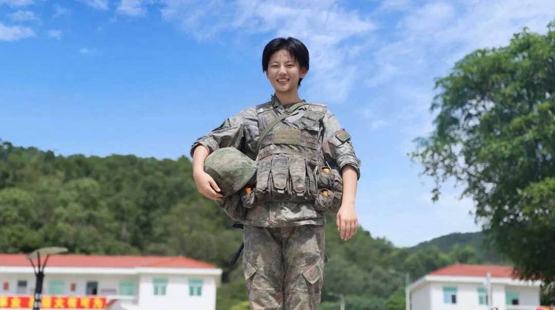 從“學霸”到特戰尖兵，這名女排長太颯了！